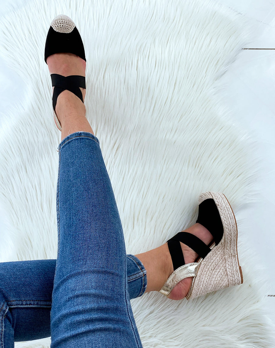 Compensés en suédine noirs à brides entrecroisées