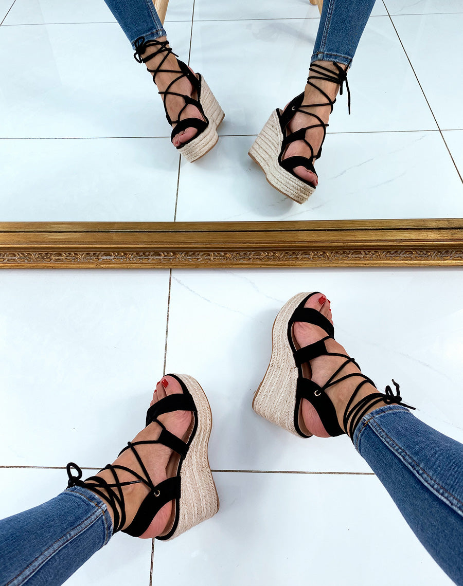 Compensés en suédine noirs à brides et lacets entrecroisés