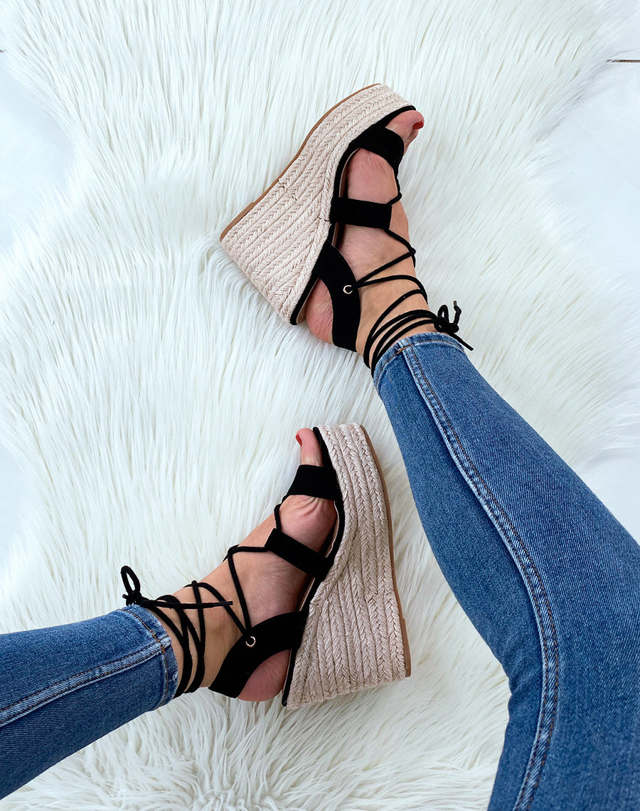 Compensés en suédine noirs à brides et lacets entrecroisés