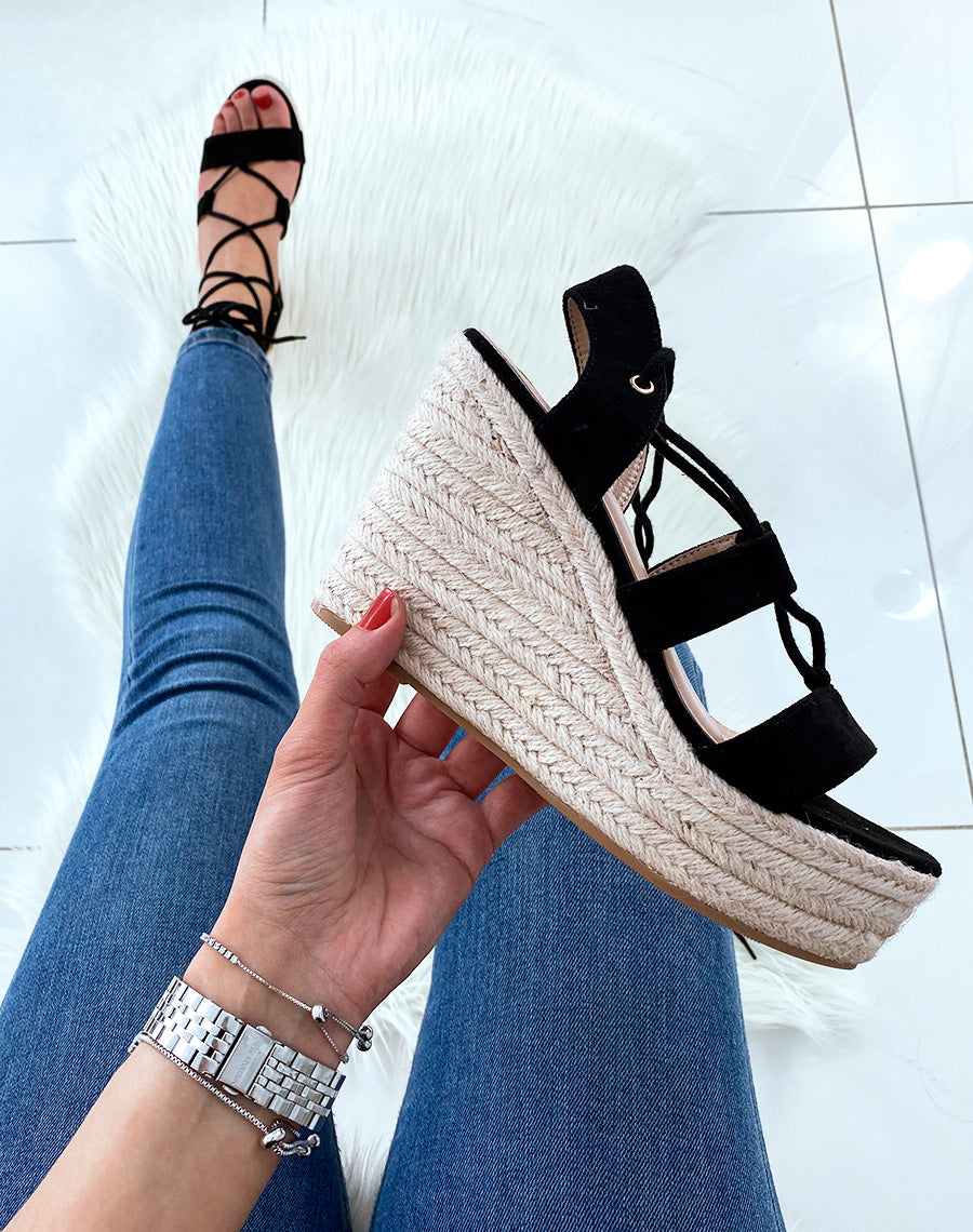 Compensés en suédine noirs à brides et lacets entrecroisés