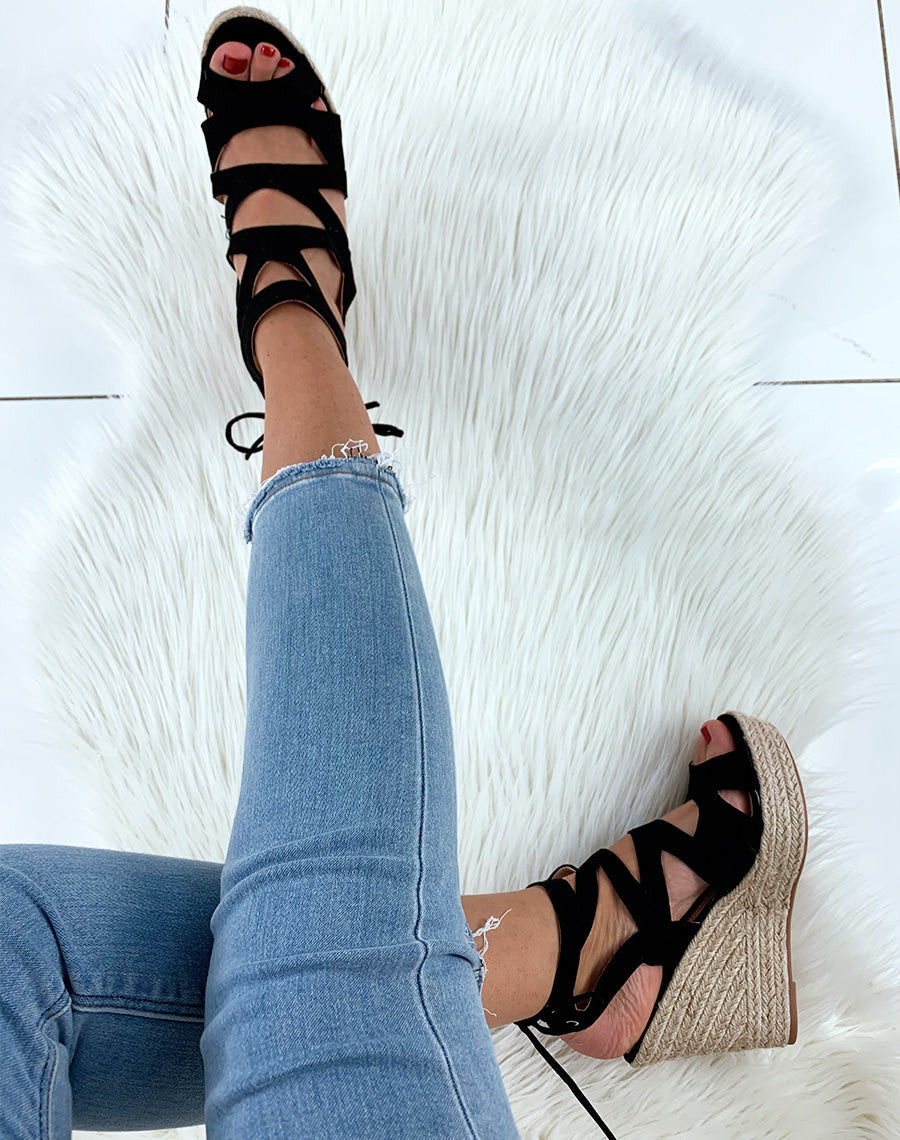 Compensés en suédine noirs à multiples brides et lacets