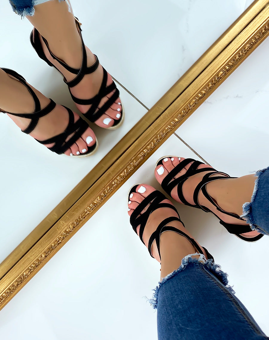 Compensés noires en suédine à brides croisées