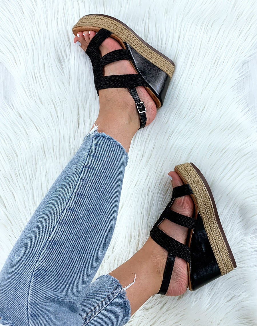 Compensés noirs à multiples brides tressées et à talons bi-matières