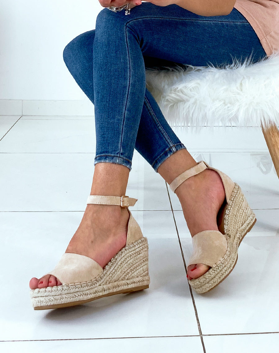 Compensés ouverts en suédine beiges