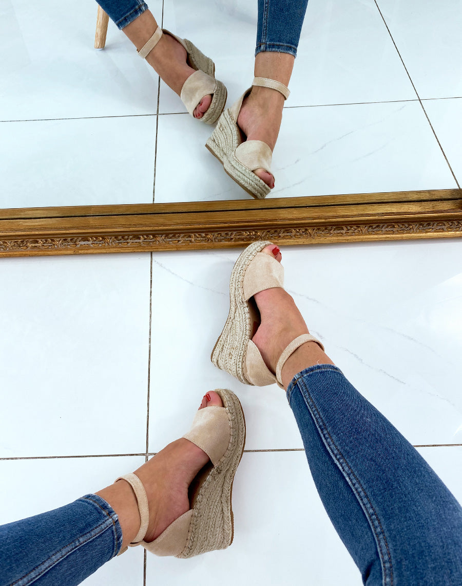 Compensés ouverts en suédine beiges