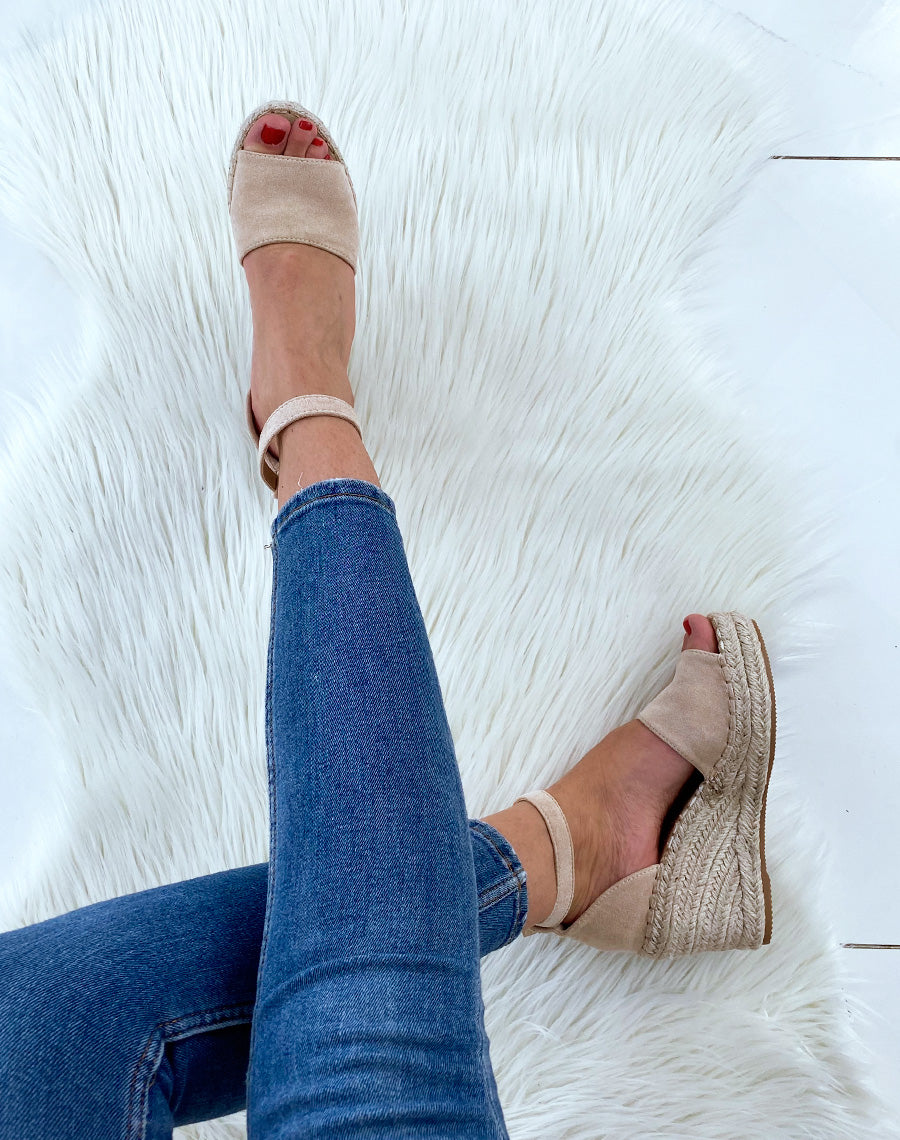 Compensés ouverts en suédine beiges