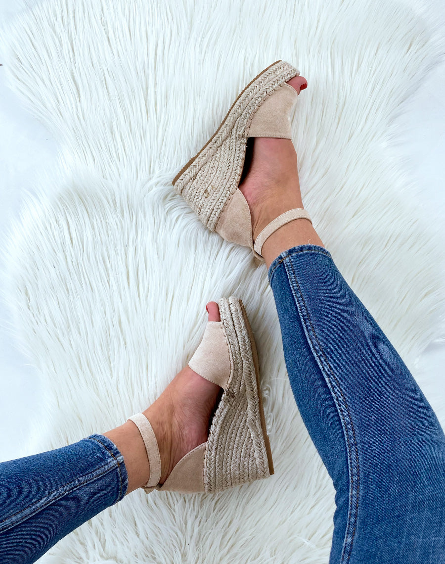 Compensés ouverts en suédine beiges