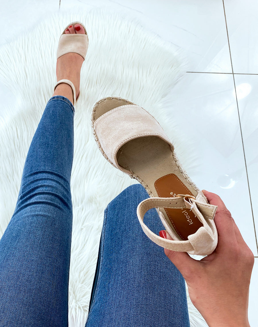 Compensés ouverts en suédine beiges