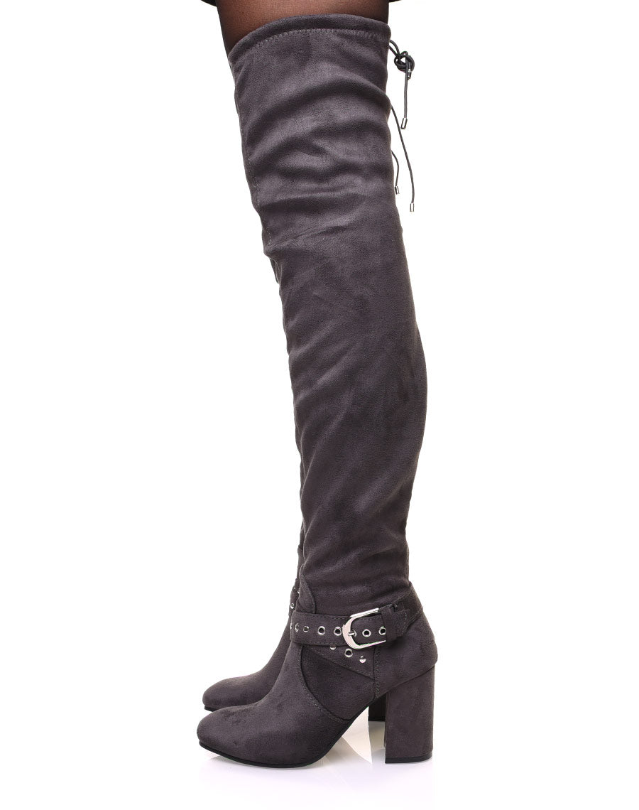 Cuissardes grises en suédine et lanières cloutées