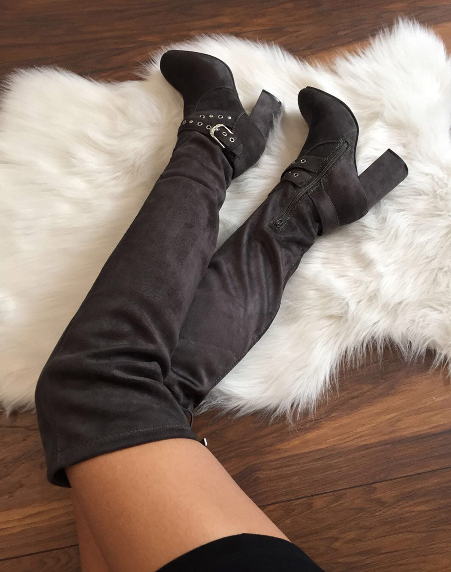 Cuissardes grises en suédine et lanières cloutées