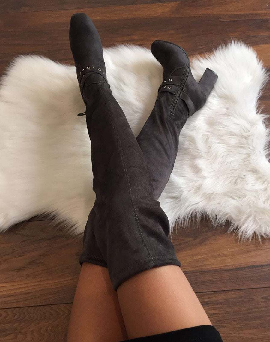 Cuissardes grises en suédine et lanières cloutées