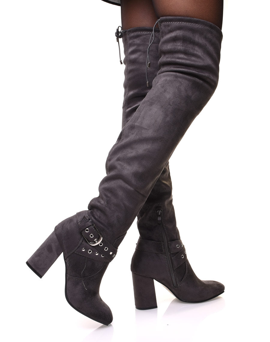 Cuissardes grises en suédine et lanières cloutées