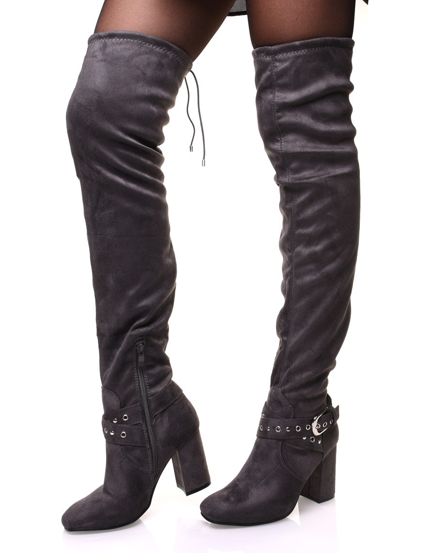 Cuissardes grises en suédine et lanières cloutées