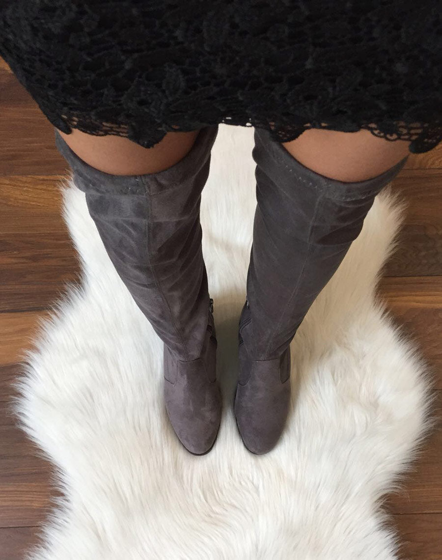 Cuissardes grises en suédine à talons mi hauts