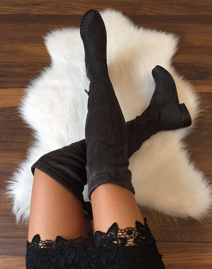 Cuissardes grises en suédines semelles ornées de clous