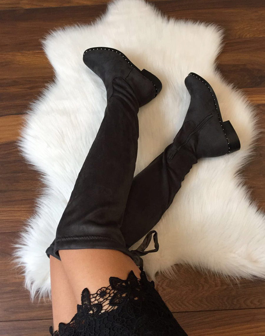 Cuissardes grises en suédines semelles ornées de clous