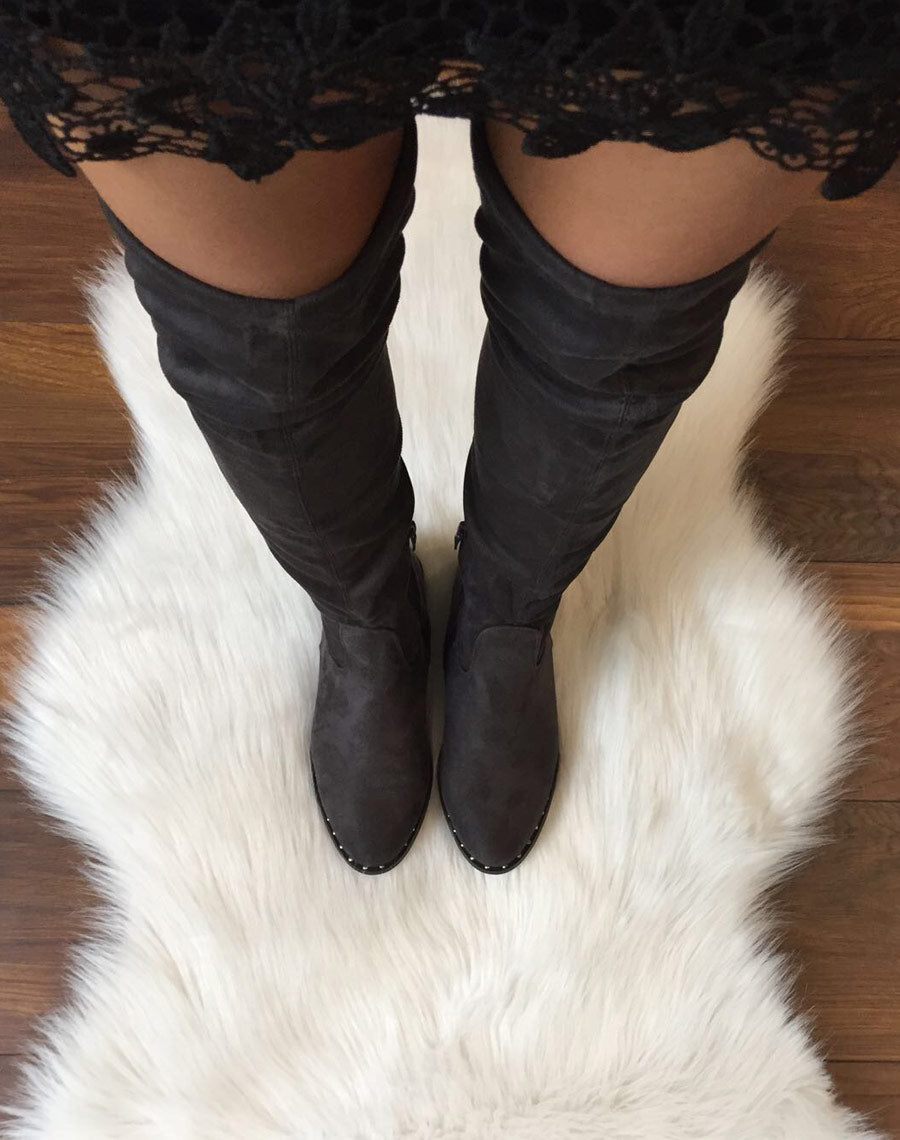 Cuissardes grises en suédines semelles ornées de clous