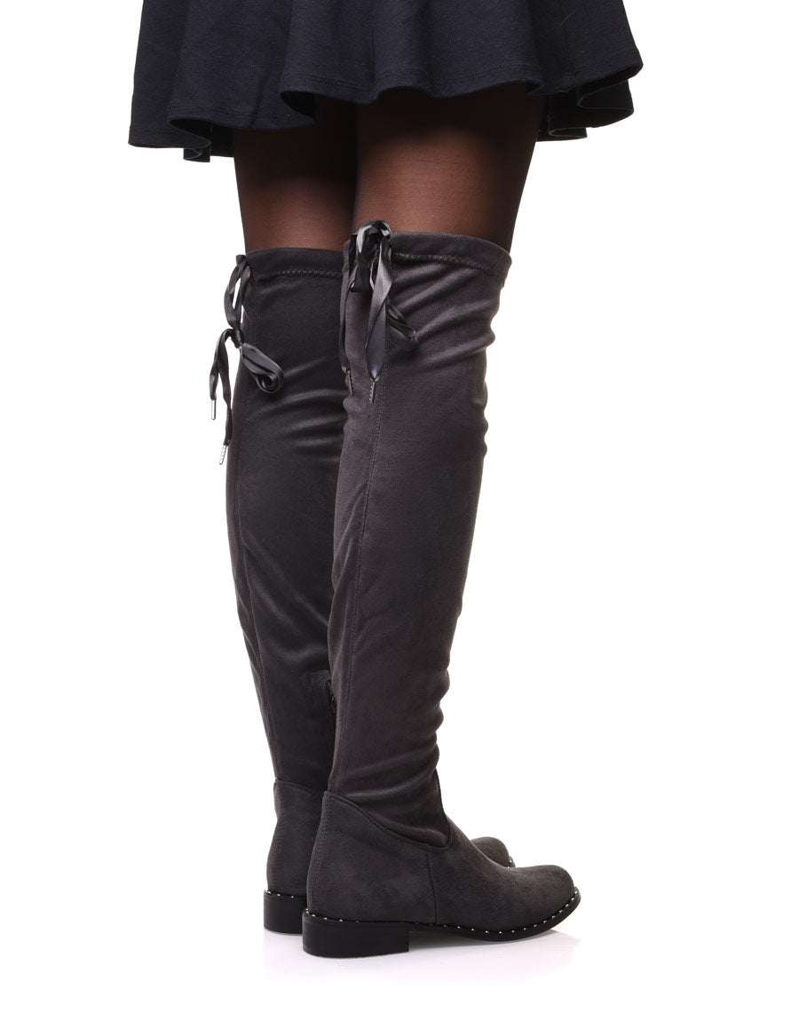 Cuissardes grises en suédines semelles ornées de clous