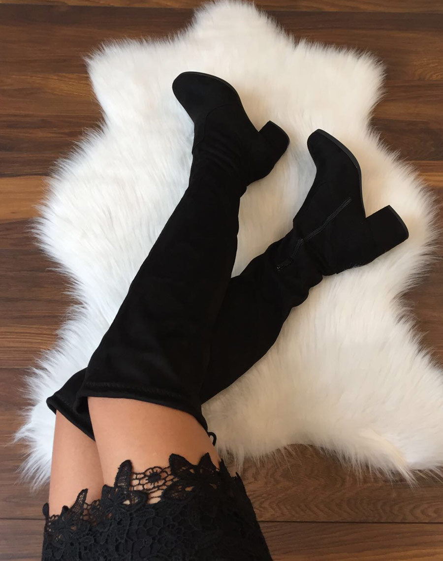 Cuissardes noires en suédine à talons mi hauts