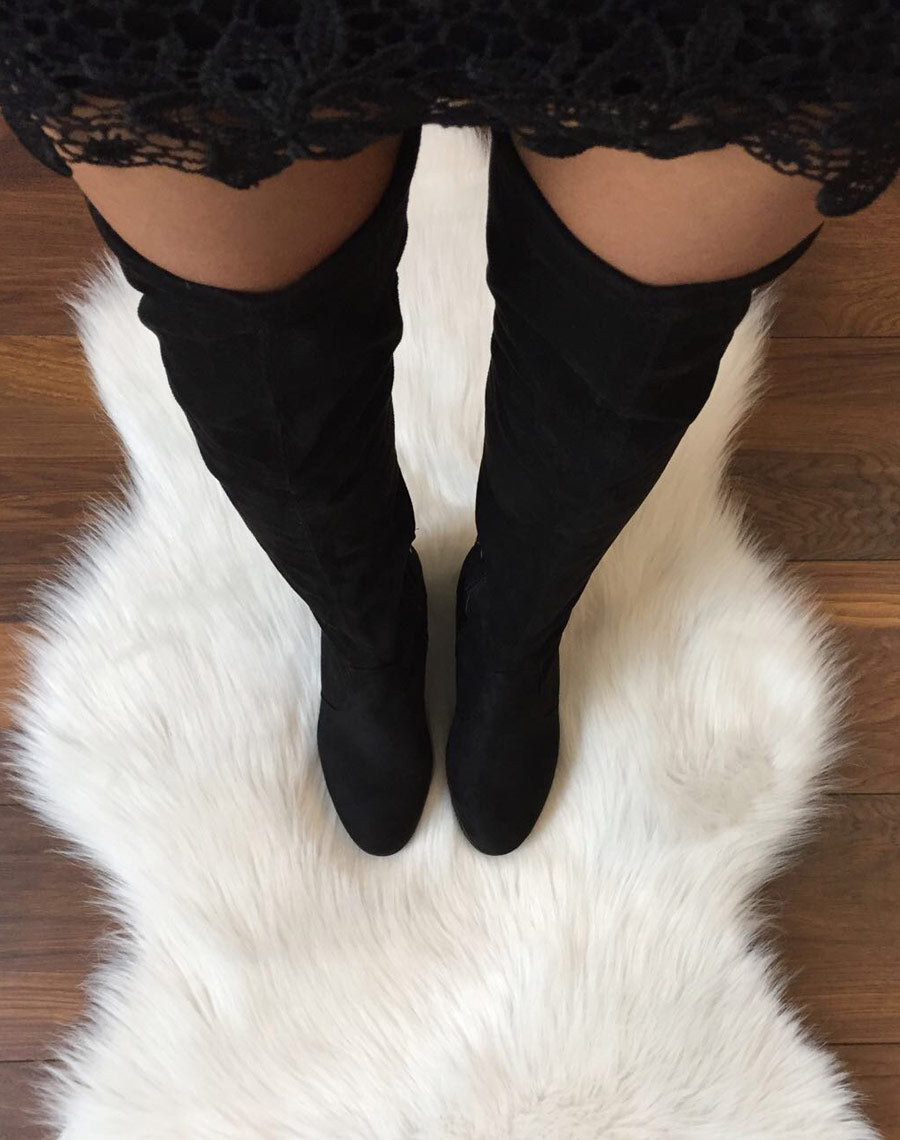 Cuissardes noires en suédine à talons mi hauts