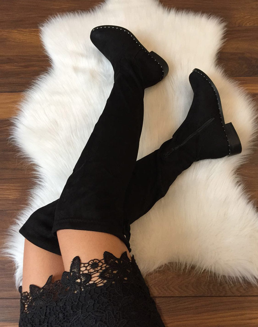 Cuissardes noires en suédines semelles ornées de clous