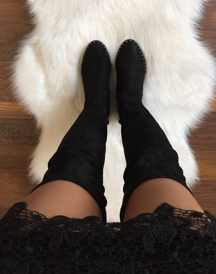 Cuissardes noires en suédines semelles ornées de clous