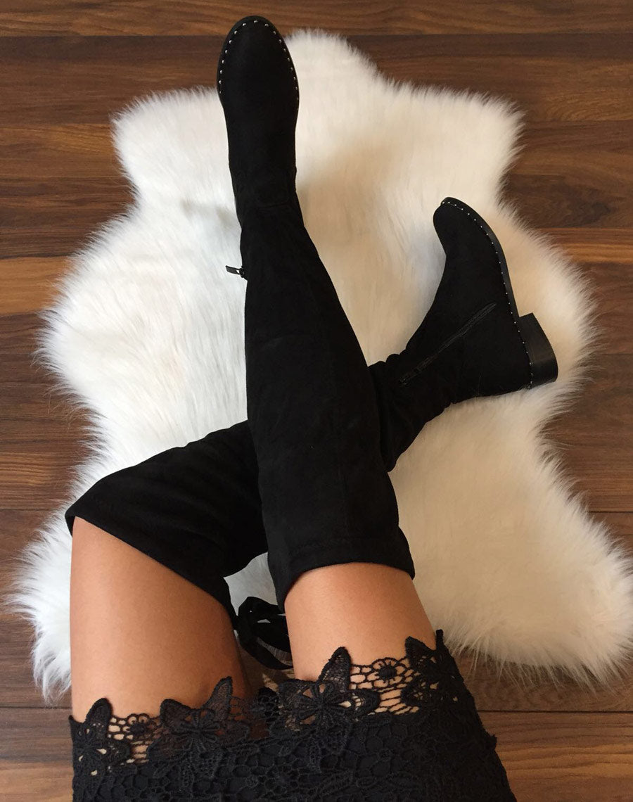 Cuissardes noires en suédines semelles ornées de clous