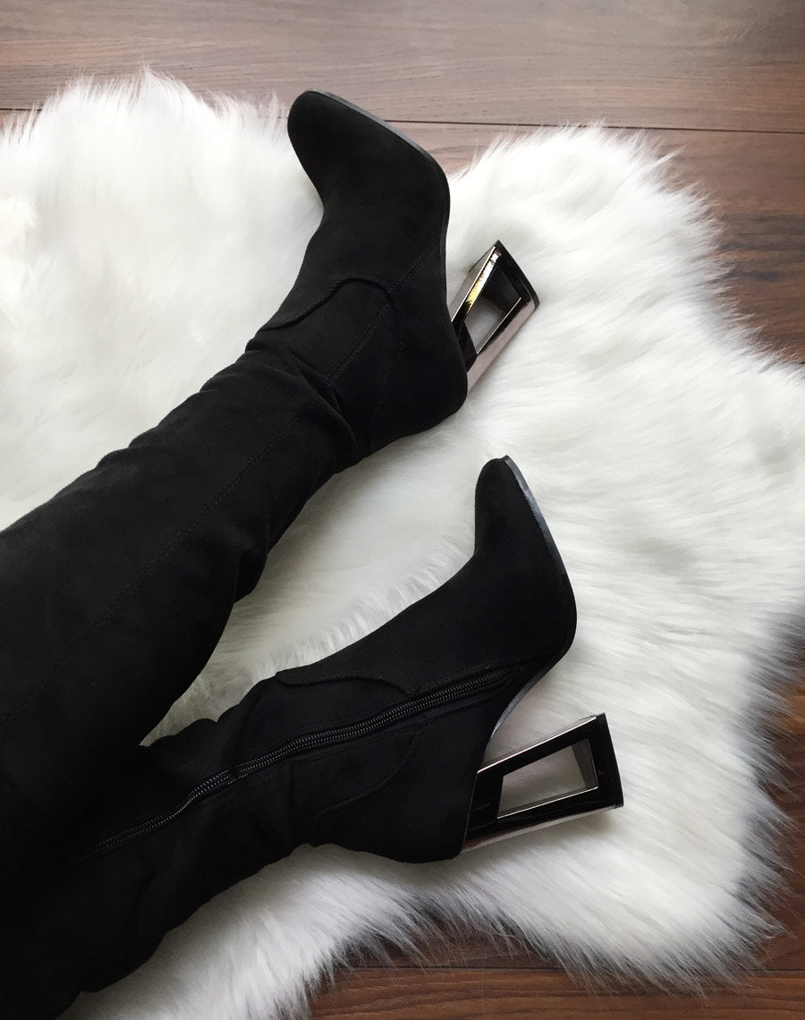 Cuissardes noires à talons graphiques métallisés