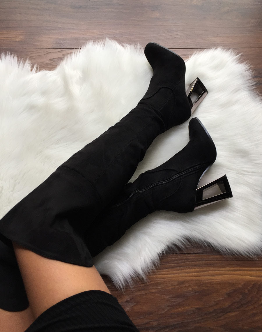 Cuissardes noires à talons graphiques métallisés