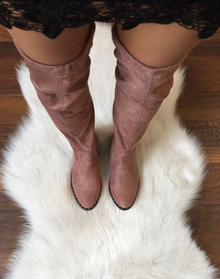 Cuissardes roses en suédines semelles ornées de clous