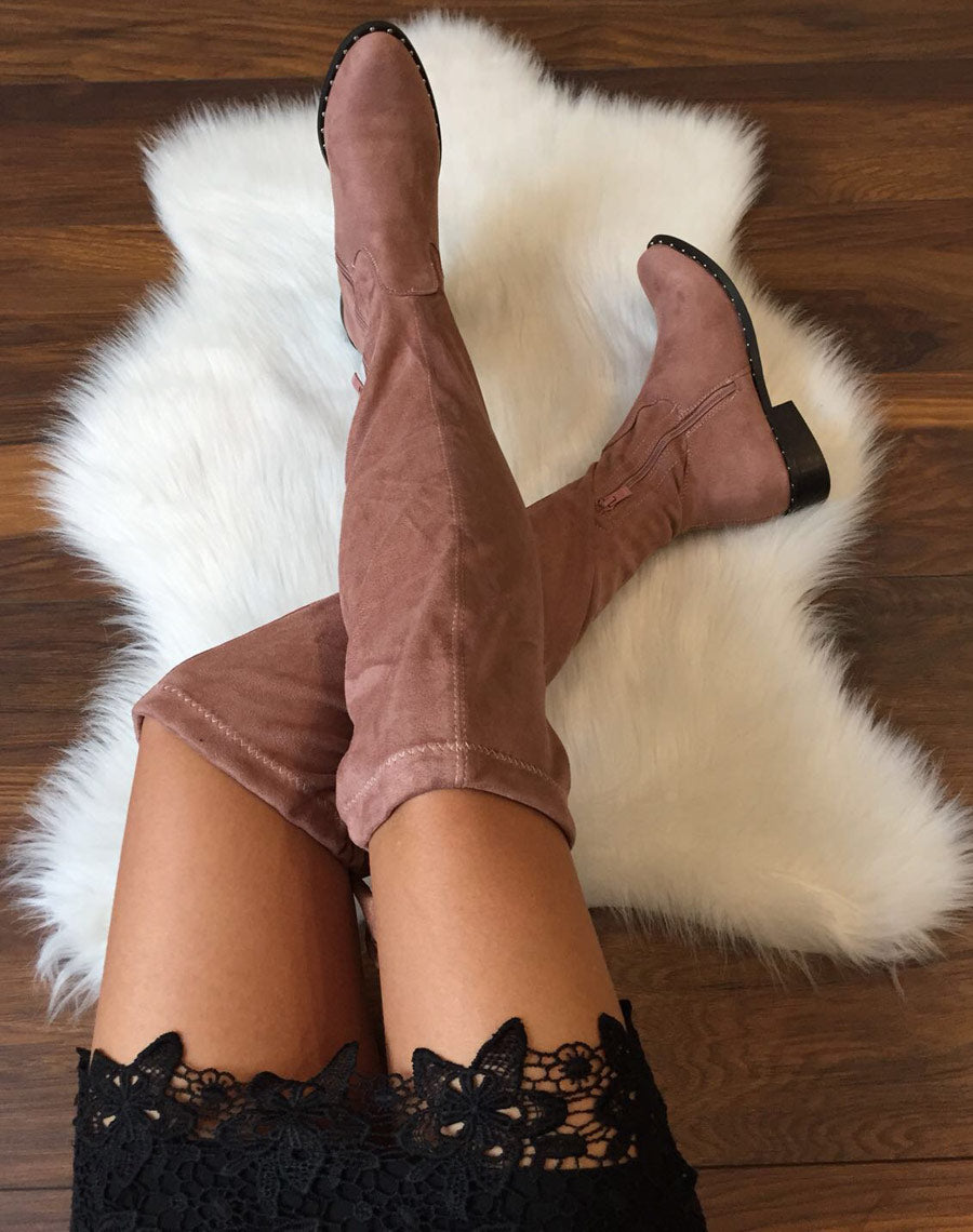 Cuissardes roses en suédines semelles ornées de clous