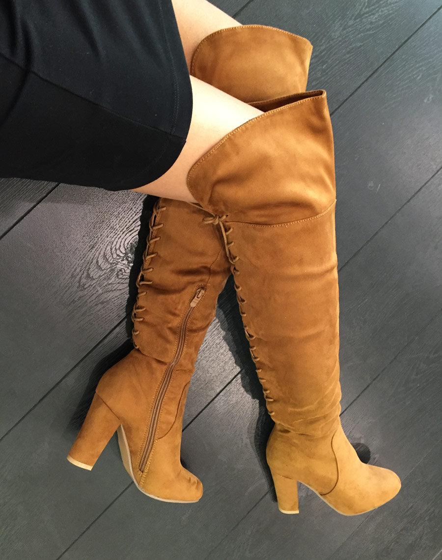 Cuissardes à talons en suédine et lacées camelles