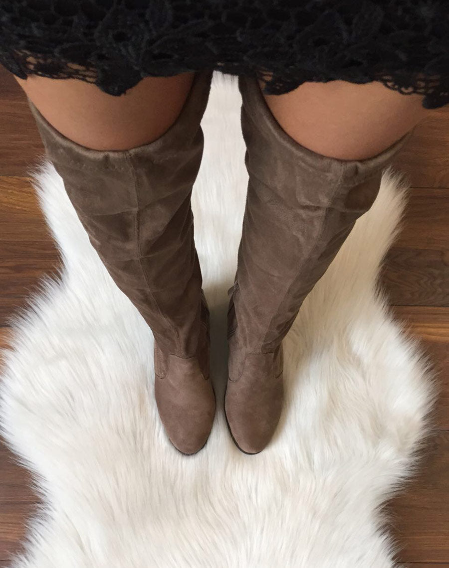 Cuissardes taupes en suédine à talons mi hauts