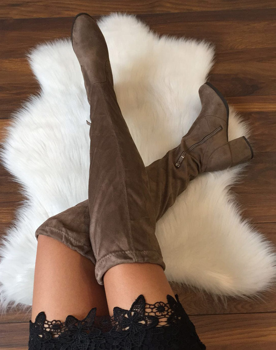 Cuissardes taupes en suédine à talons mi hauts