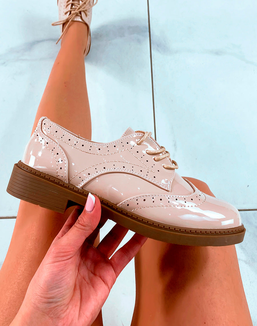 Derbies beige vernis à lacets pour femme