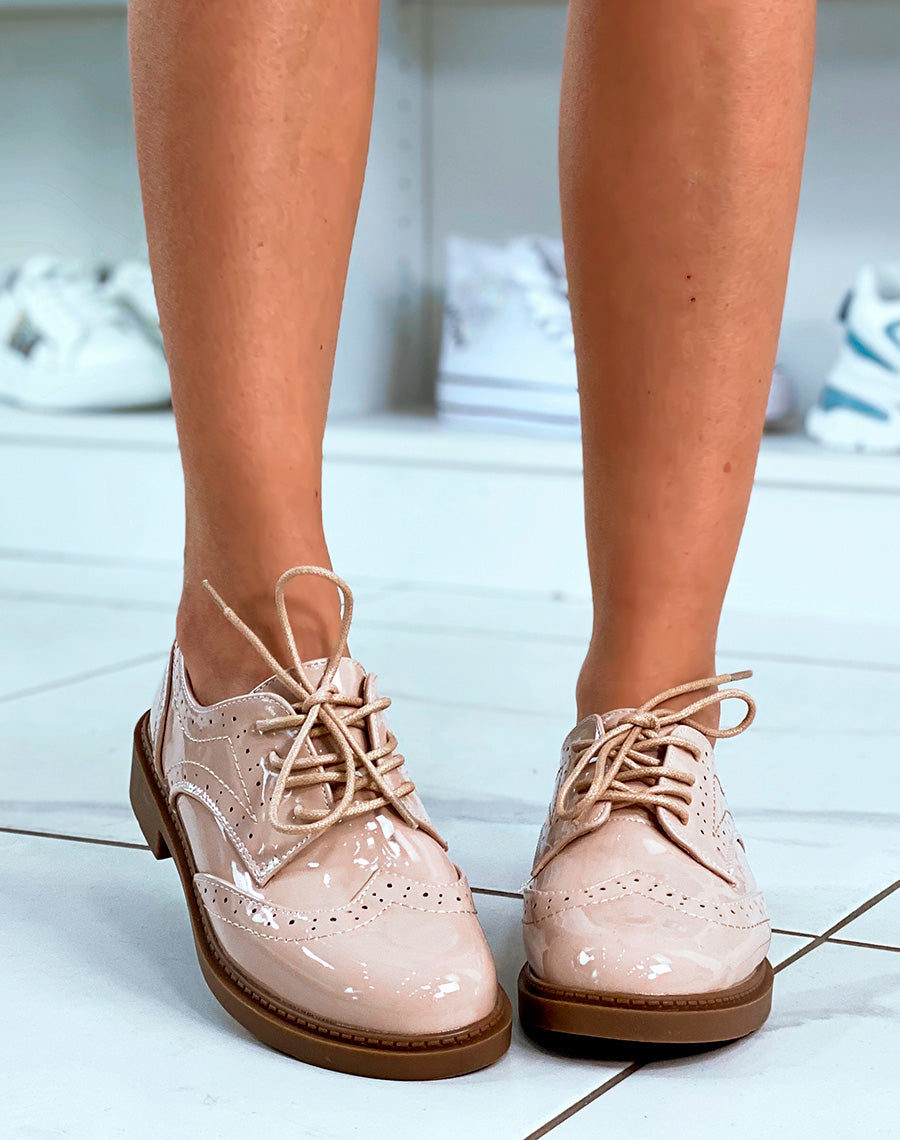 Derbies beige vernis à lacets pour femme