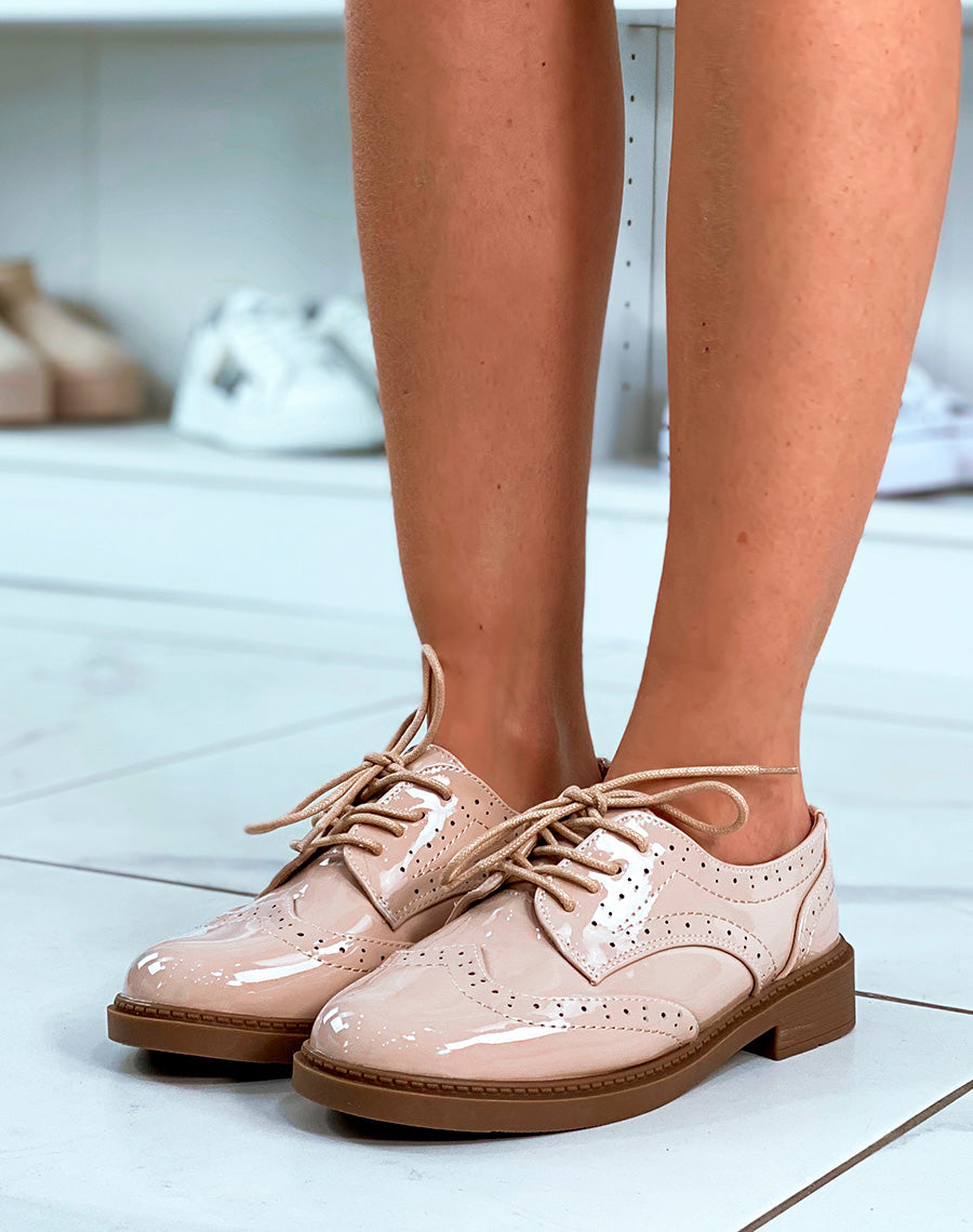 Derbies beige vernis à lacets pour femme