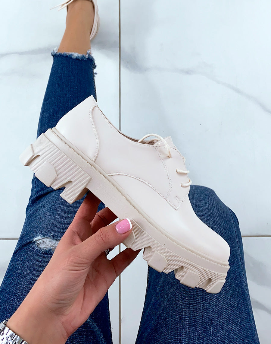 Derbies beiges mattes à semelle crantée