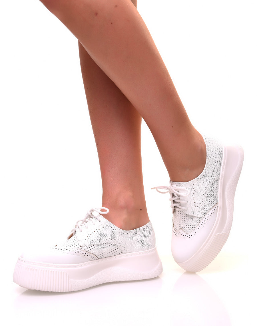 Derbies blanches ajourées à reflets argentés