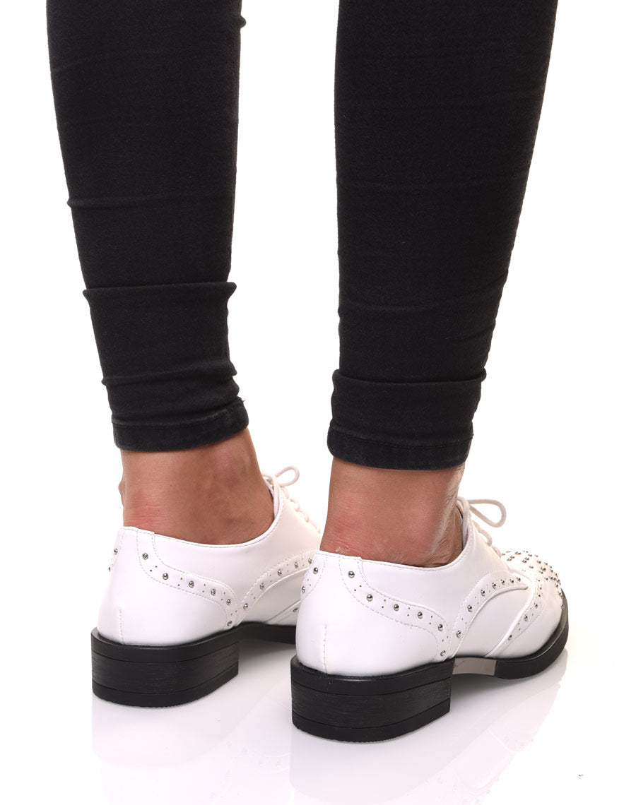 Derbies blanches cloutées