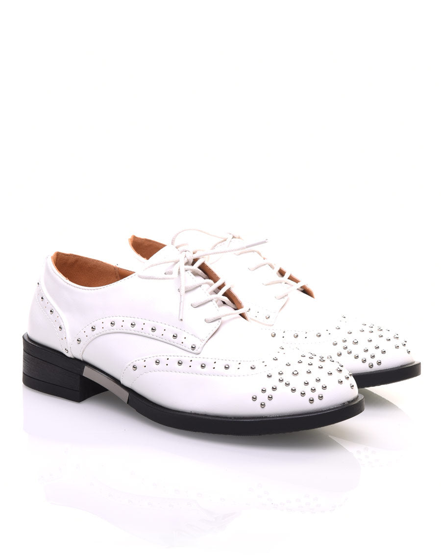 Derbies blanches cloutées