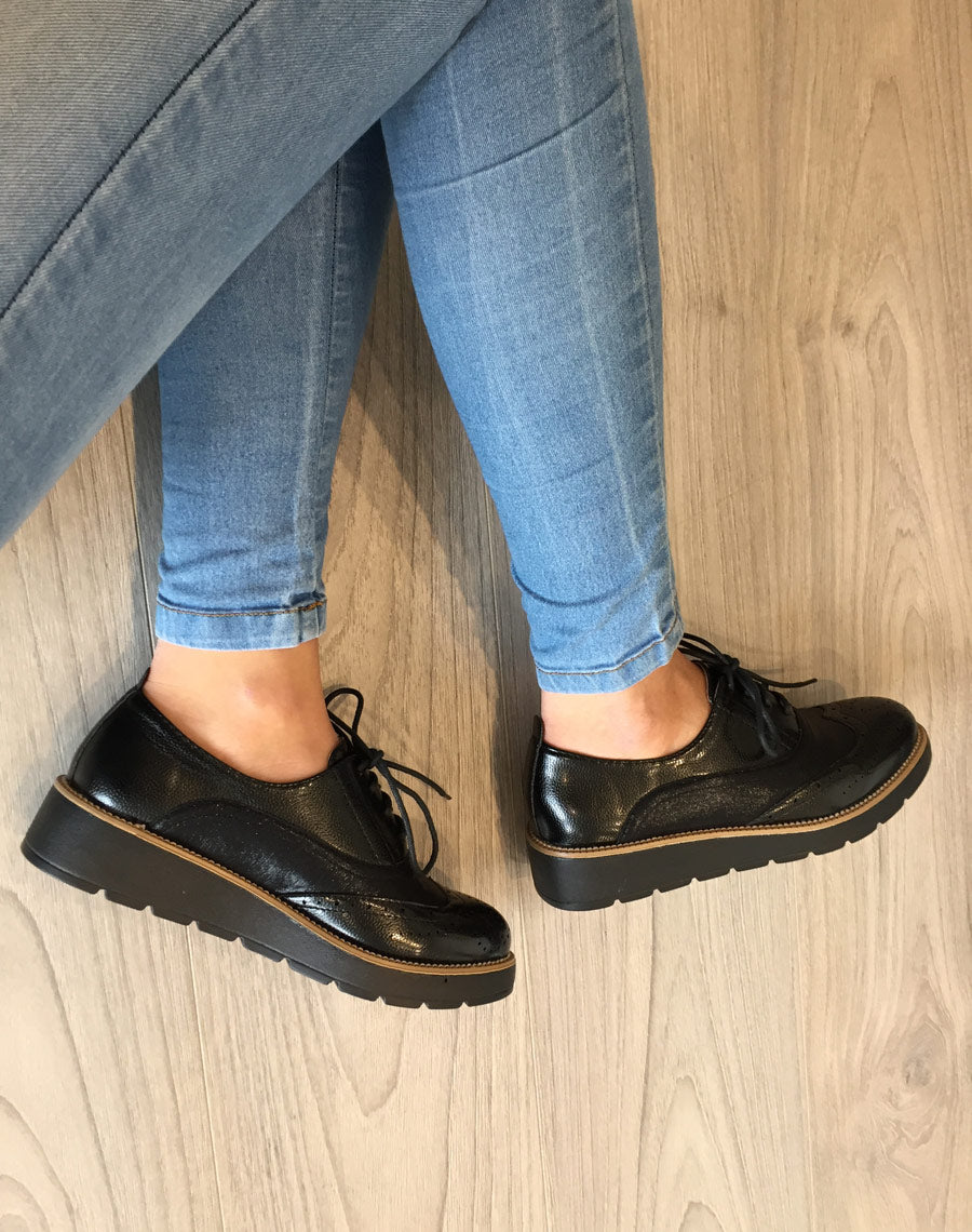 Derbies brillantes noires à semelle compensée