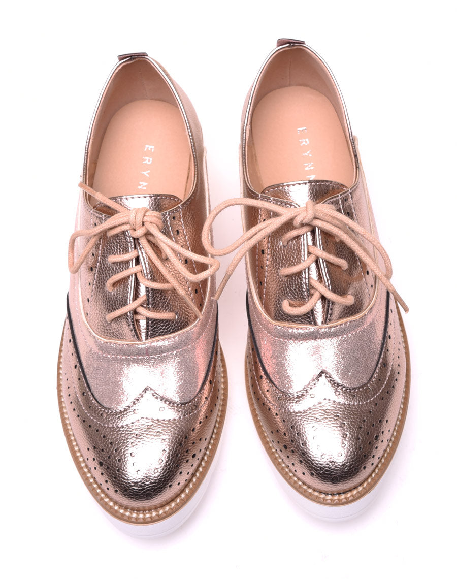 Derbies brillantes roses à semelle compensée