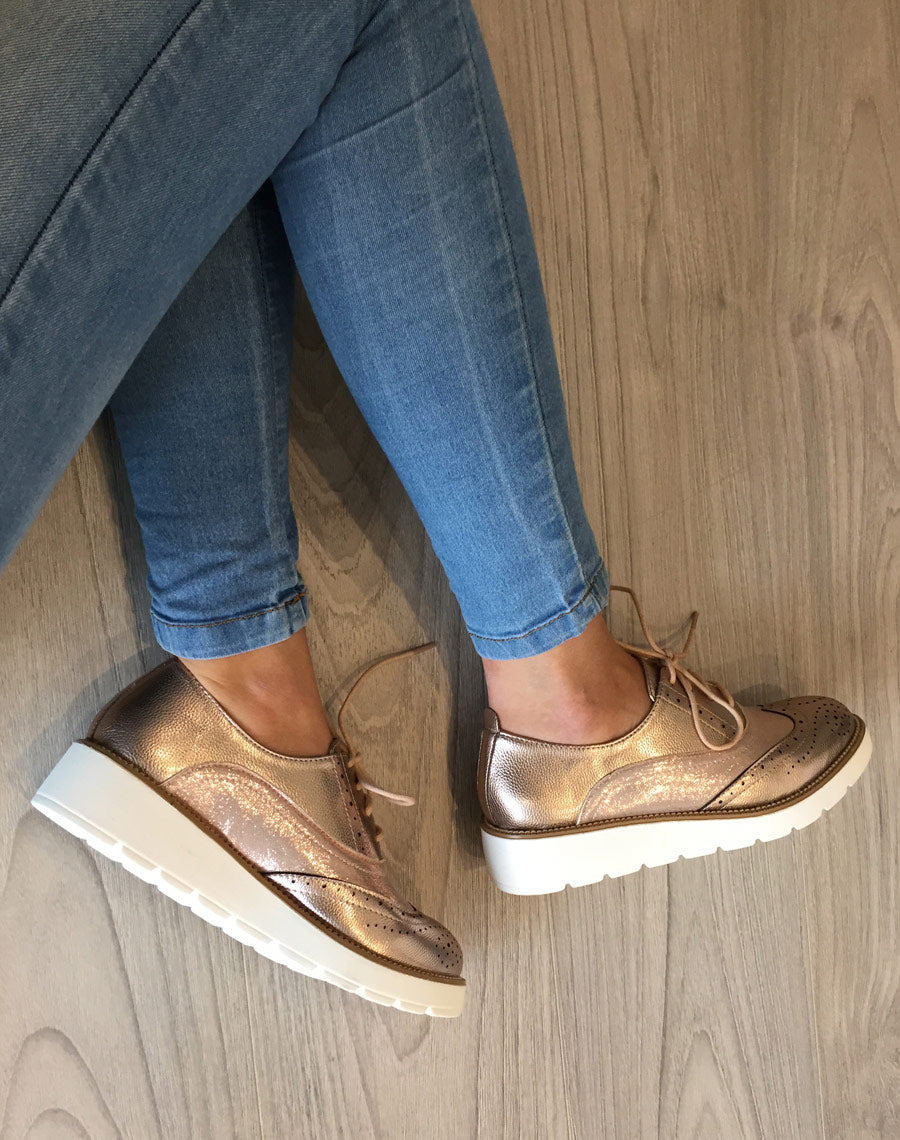 Derbies brillantes roses à semelle compensée