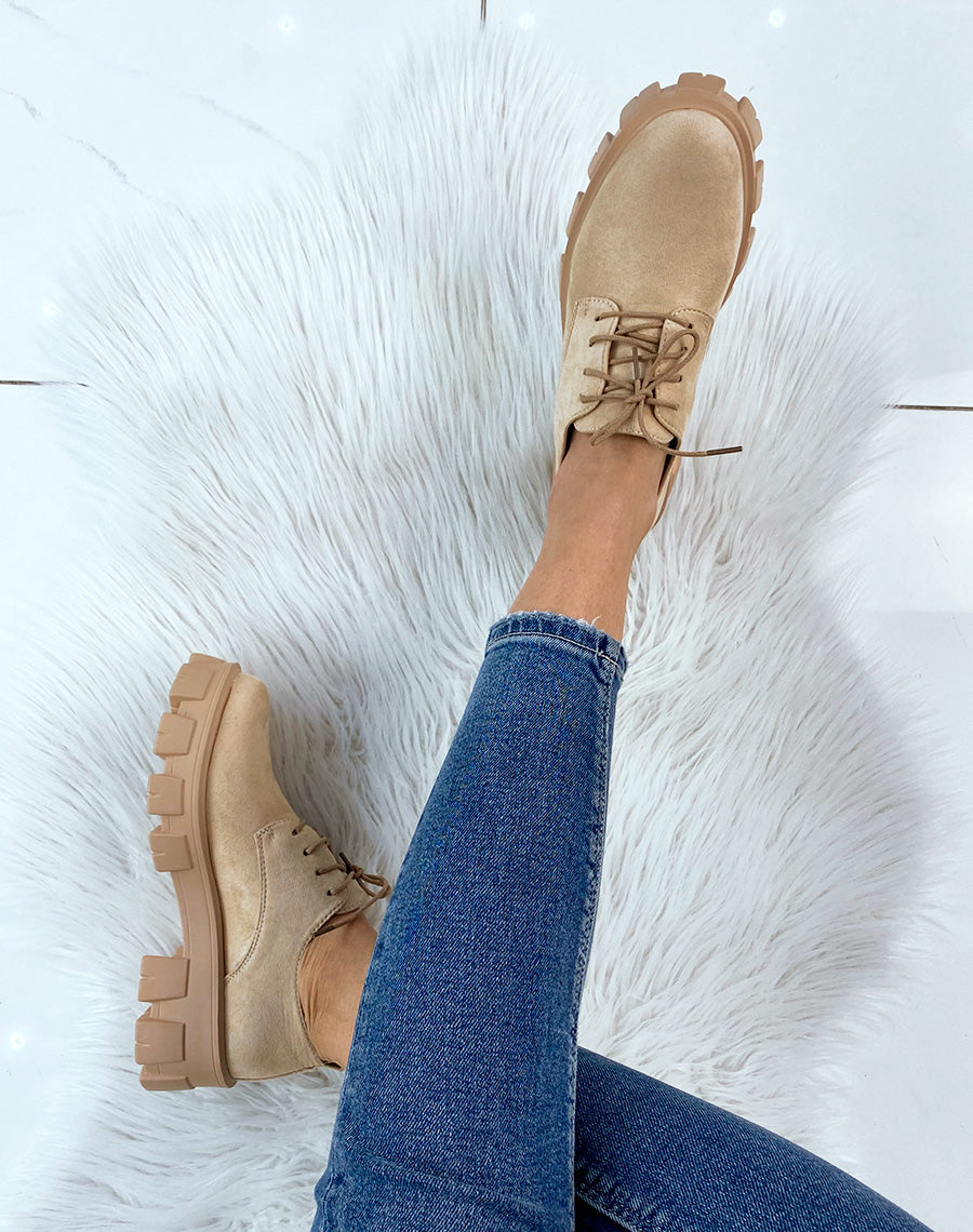 Derbies en suédine beige à grosse plateforme