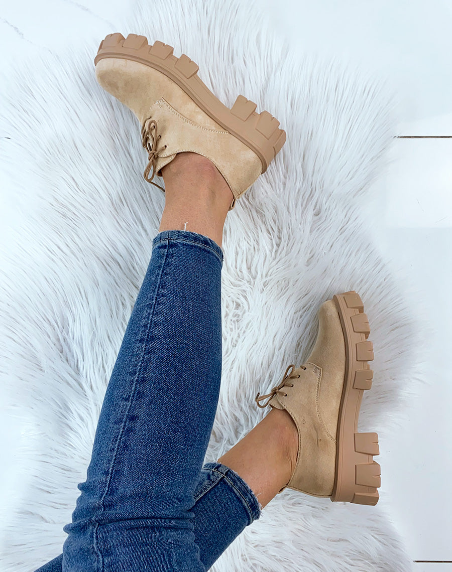 Derbies en suédine beige à grosse plateforme