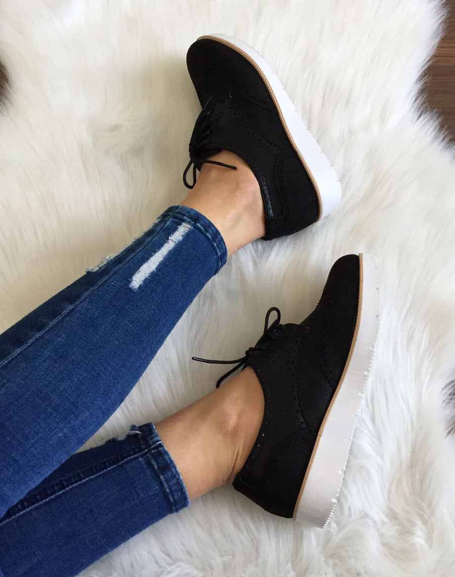 Derbies noires avec semelle cloutée