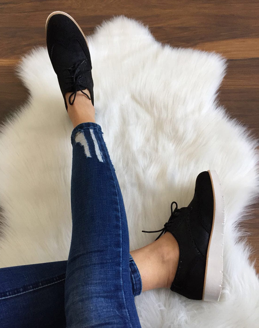 Derbies noires avec semelle cloutée