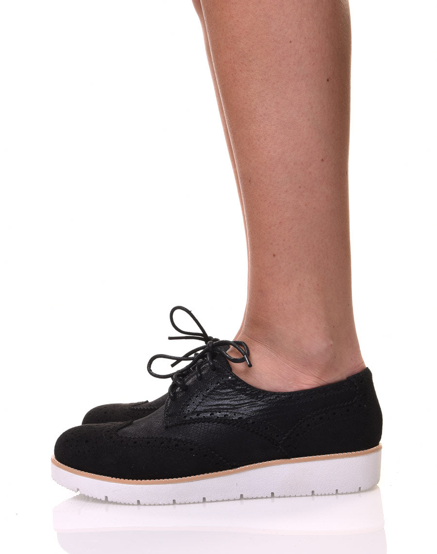 Derbies noires avec semelle cloutée