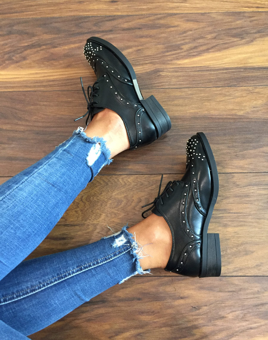 Derbies noires cloutées